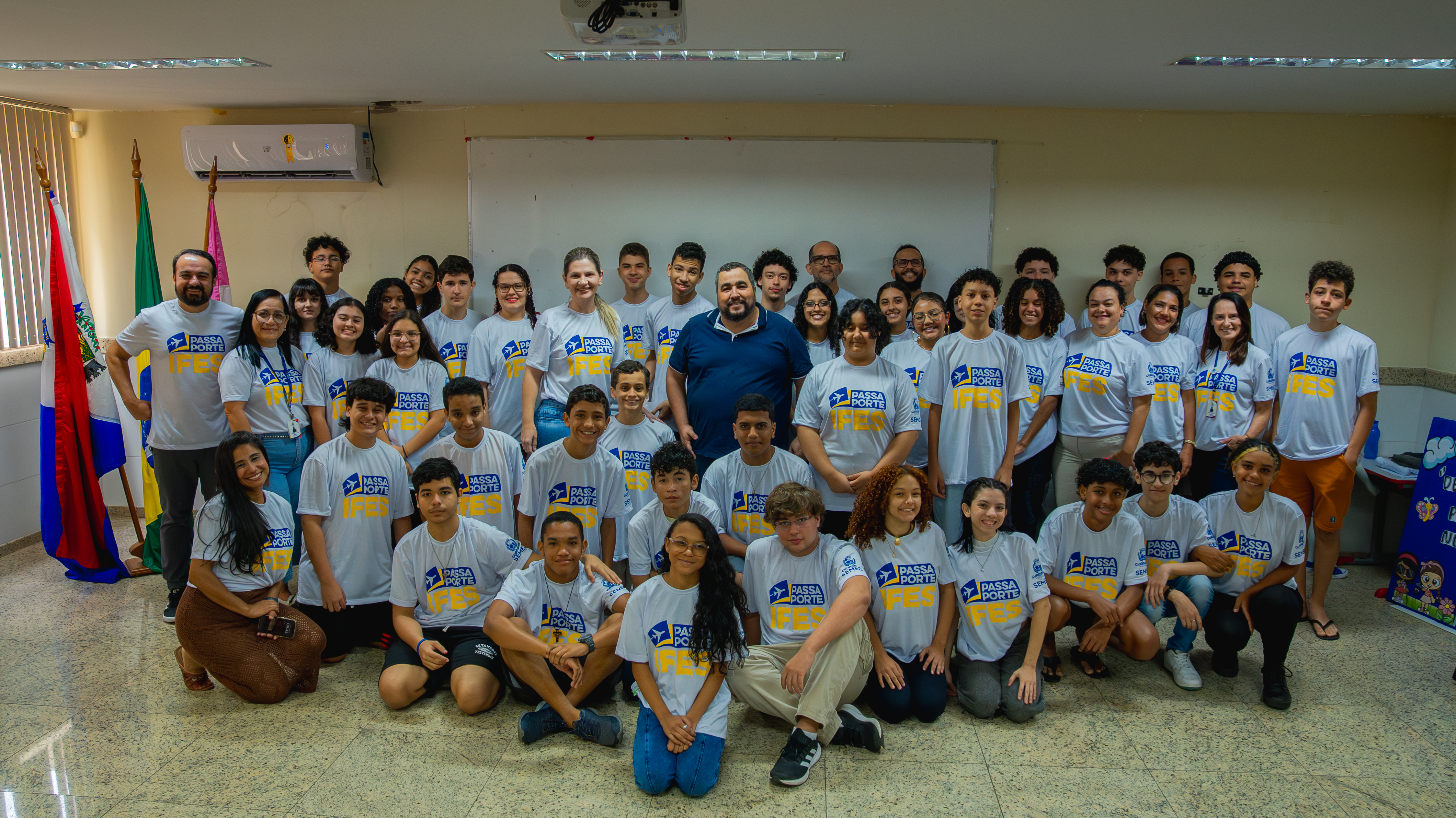 Mais preparados e uniformizados: estudantes do Passaporte IFES recebem camisa oficial do projeto