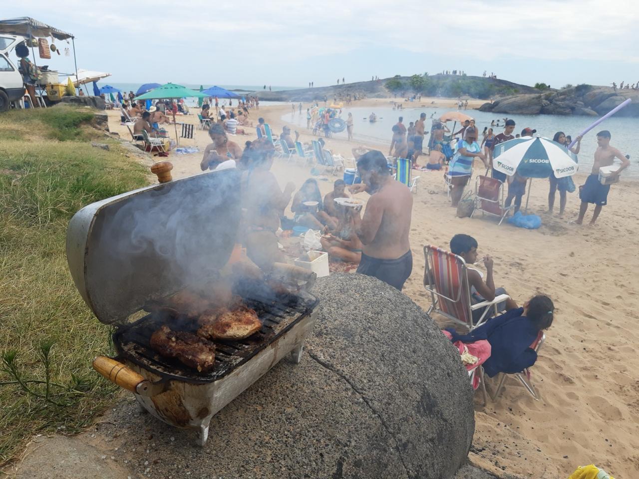 Prefeitura de Guarapari reforça proibição de churrascos nas praias após acidente com turistas
