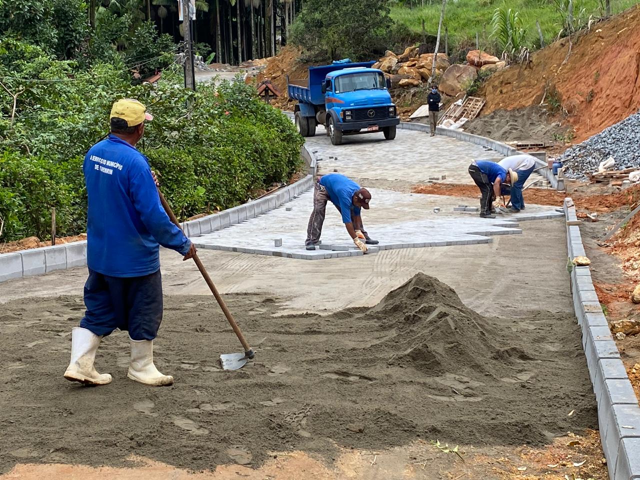 Prefeito Edson Magalhães visita obras de pavimentação e manutenção de vias, no interior de Guarapari