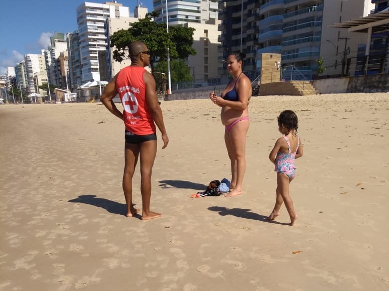 Salvamento Marítimo de Guarapari realiza abordagens paraevitar aglomeração nas praias da cidade 