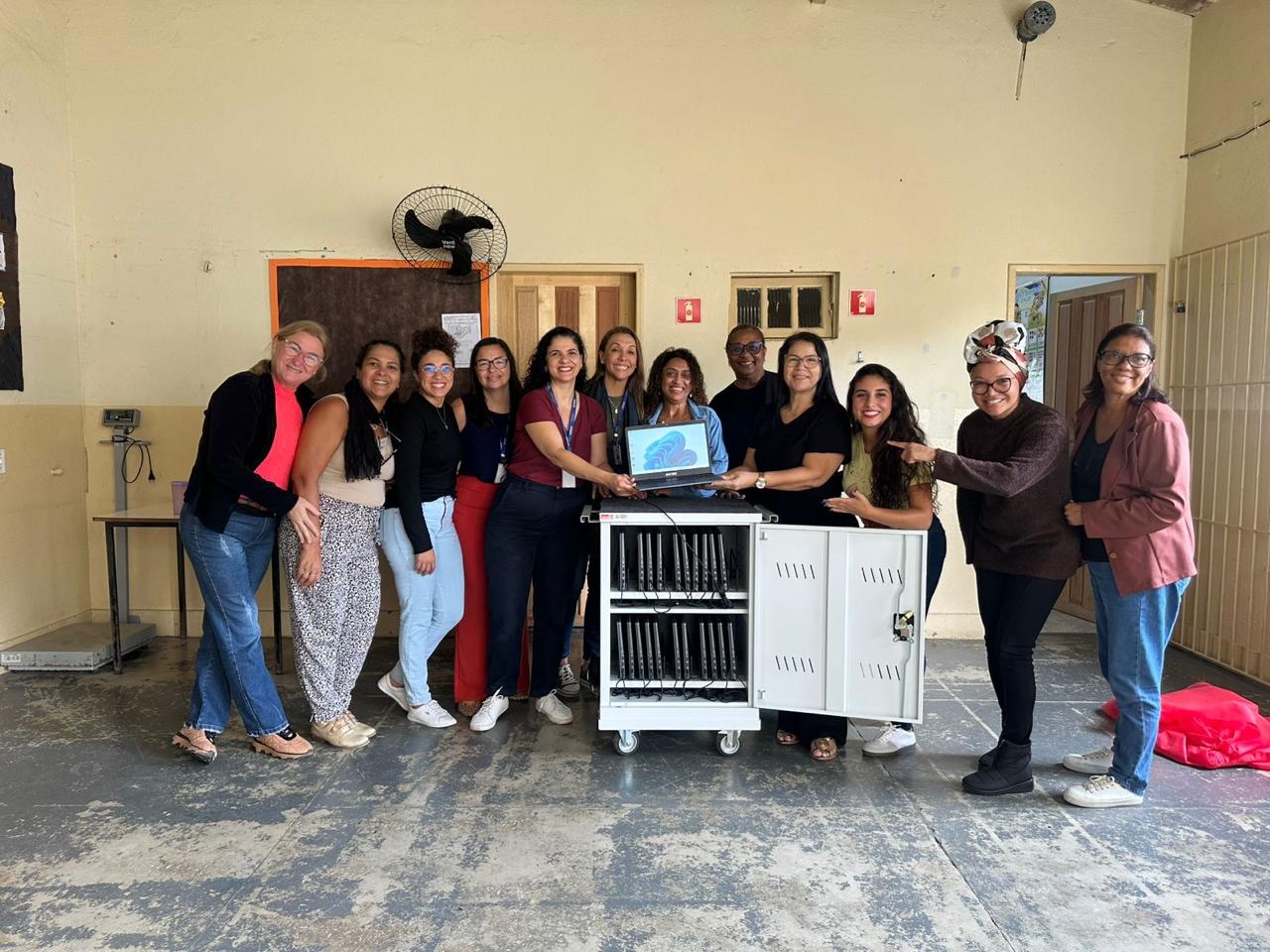 Estudantes recebem notebooks para ajudar na alfabetização em escola do interior de Guarapari