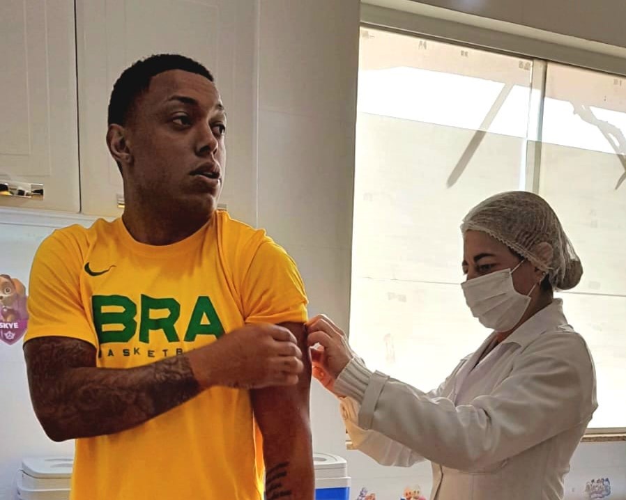 Preparação de ponta: jogador da Seleção Brasileira de Basquete é vacinado em Guarapari