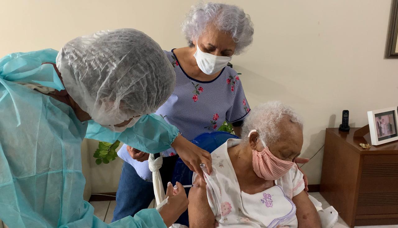 Prefeitura de Guarapari vacina idosa de 107 anos 