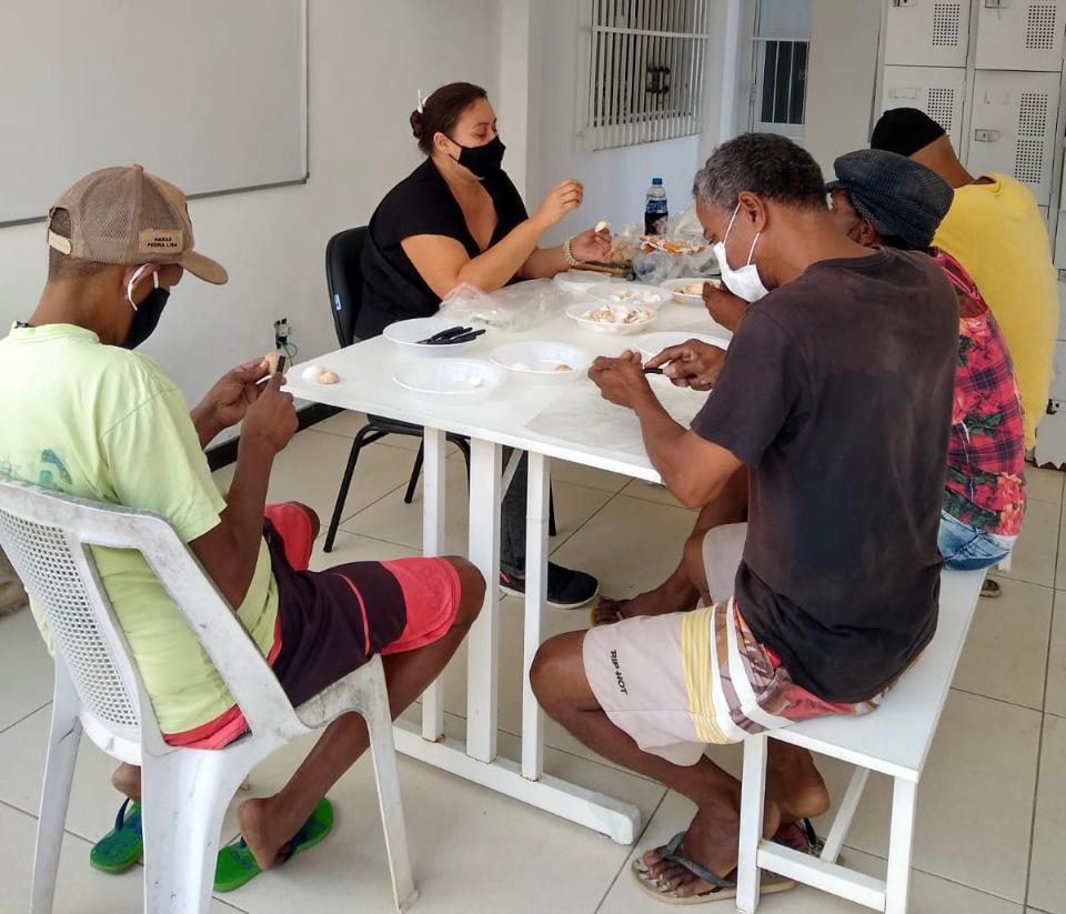 Centro Pop oferece Oficina de Artesanato para pessoas em situação de rua em Guarapari. 
