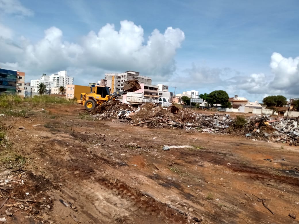 Prefeitura de Guarapari realiza limpeza em terreno localizado em Muquiçaba