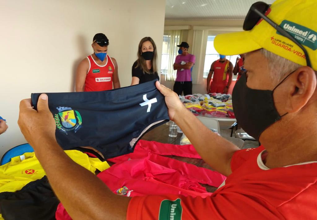 Prefeitura realiza entrega de uniformes para salva vidas