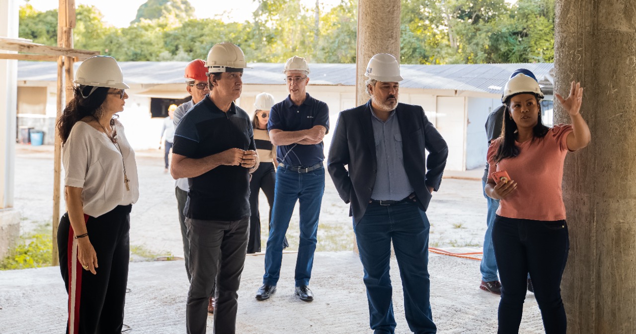 Prefeito, representantes da Samarco e deputada visitam obras do Hospital de Guarapari