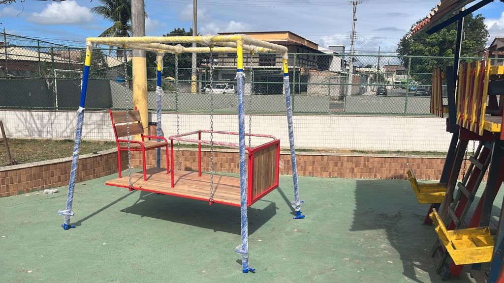 Prefeitura inicia instalação de brinquedos acessíveis em praças públicas