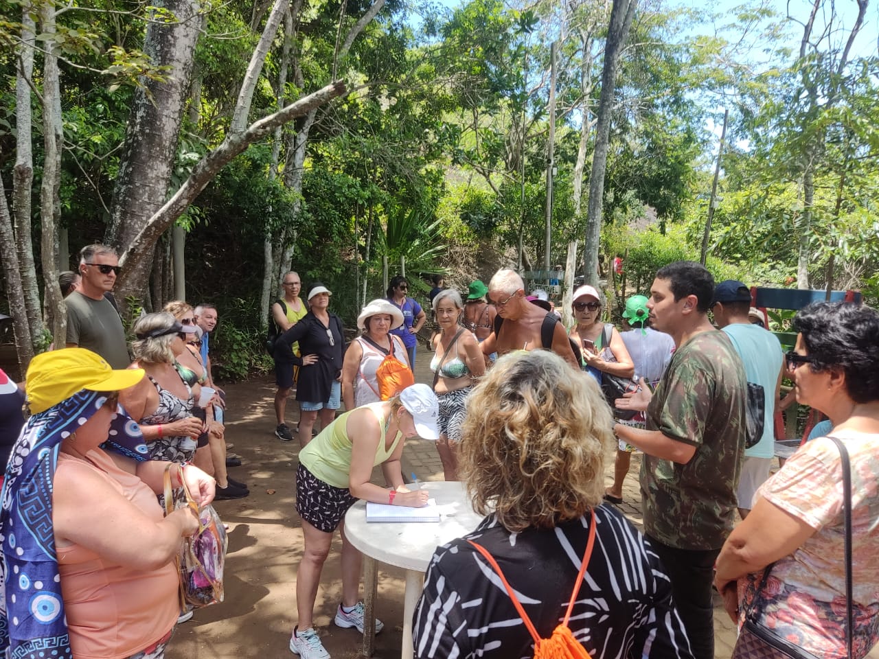 Grupo de pessoas do Sesc de São Paulo participa de visita monitorada no Parque Natural Municipal Morro da Pescaria