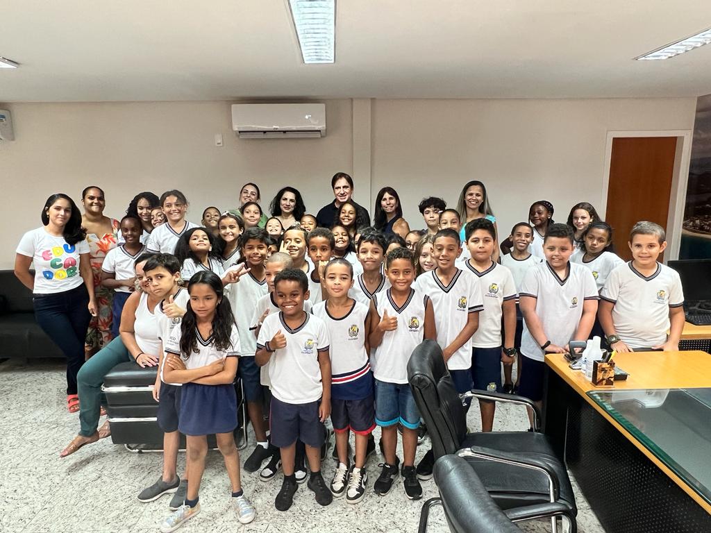 Alunos da Escola Municipal Florisbela visitam sede da Prefeitura