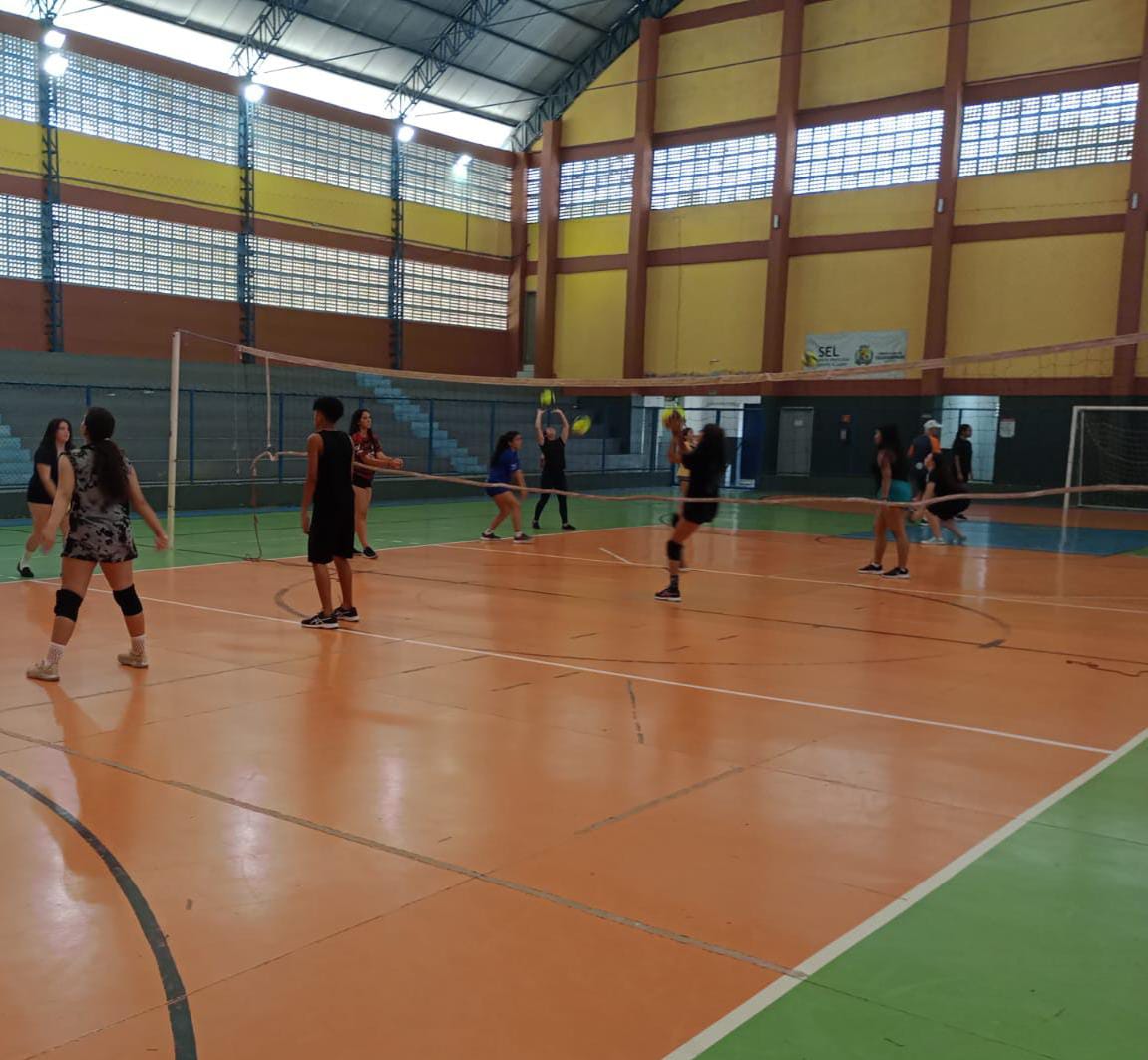 Mais de 300 alunos participam de atividades esportivas gratuitas em Guarapari