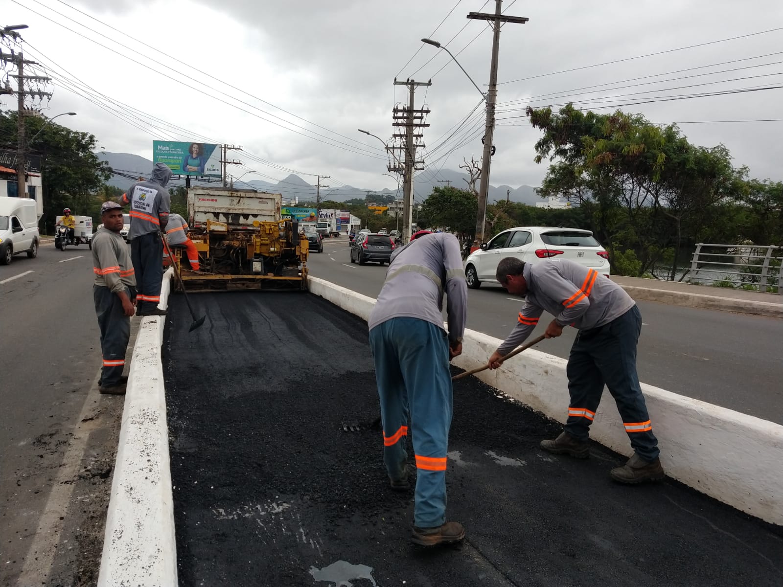 Prefeitura realiza recapeamento de ciclovia na ponte de Guarapari 