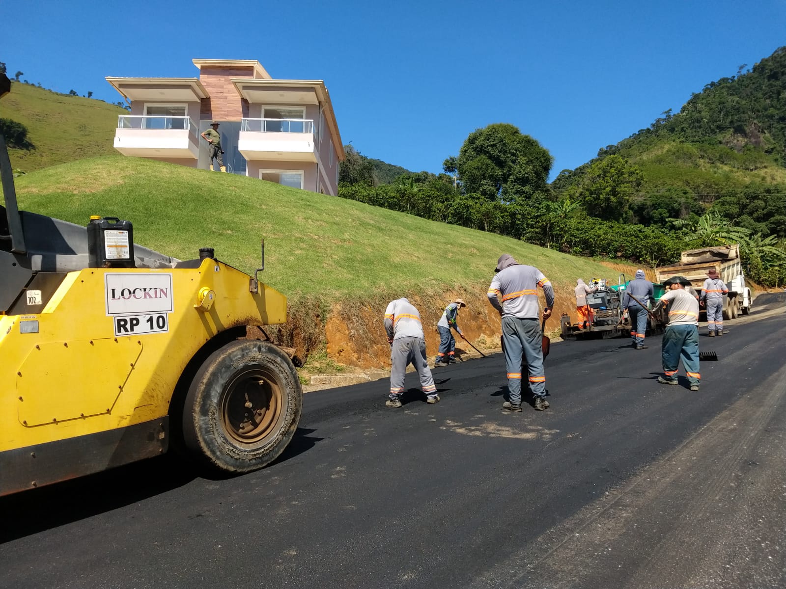 Prefeitura realiza pavimentação asfáltica em estradas do interior
