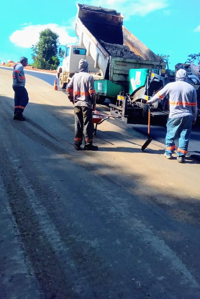 Prefeitura segue levando pavimentação para estradas rurais de Guarapari