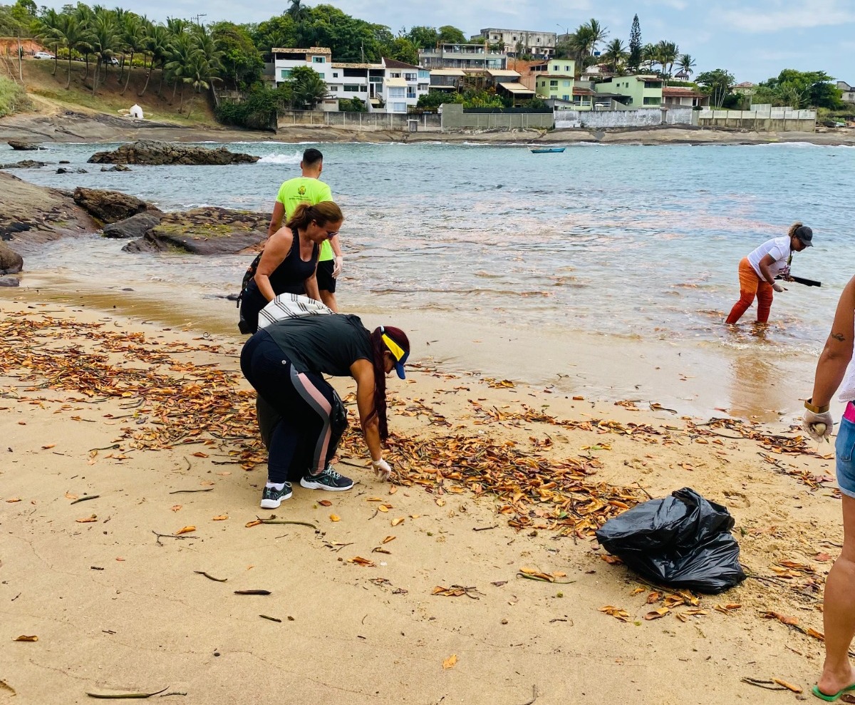 Prefeitura promove ação de limpeza nas praias de Guarapari
