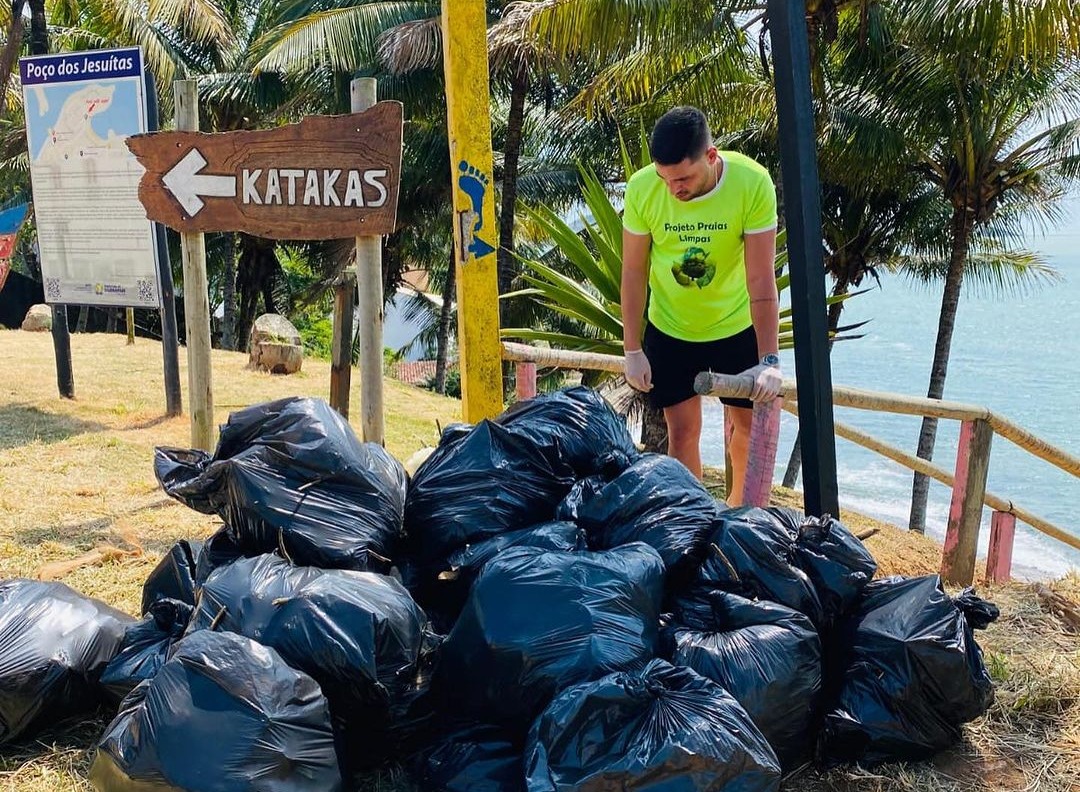 Projeto Praias Limpas retira 10 mil litros de lixo das praias de Guarapari